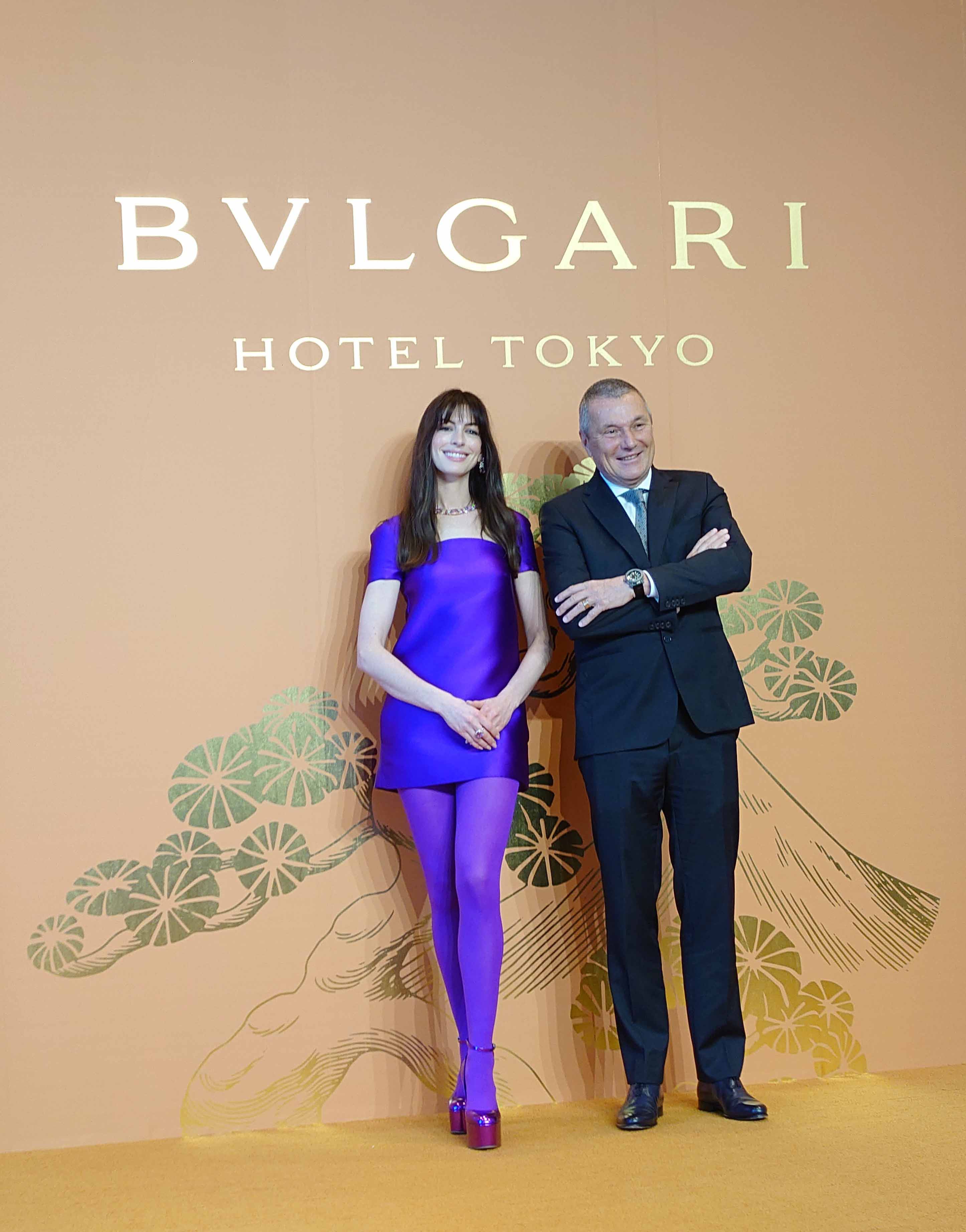 ブルガリ グローバル アンバサダーである米女優のアン・ハサウェイ氏（左）がホテルの開業に合わせて来日。右はブルガリグループCEOのジャン-クリストフ・ババン氏（写真：日経クロステック）
