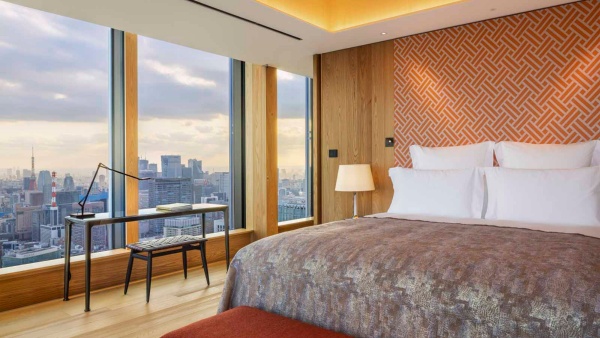 ベッドルームの外壁はガラス張りだ。木板張りも併用(写真:Bulgari Hotels & Resorts)