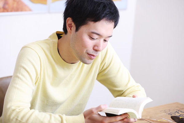 「気になった本をじっくり読む」という橋本舜さん 「気になった本をじっくり読む」という橋本舜さん