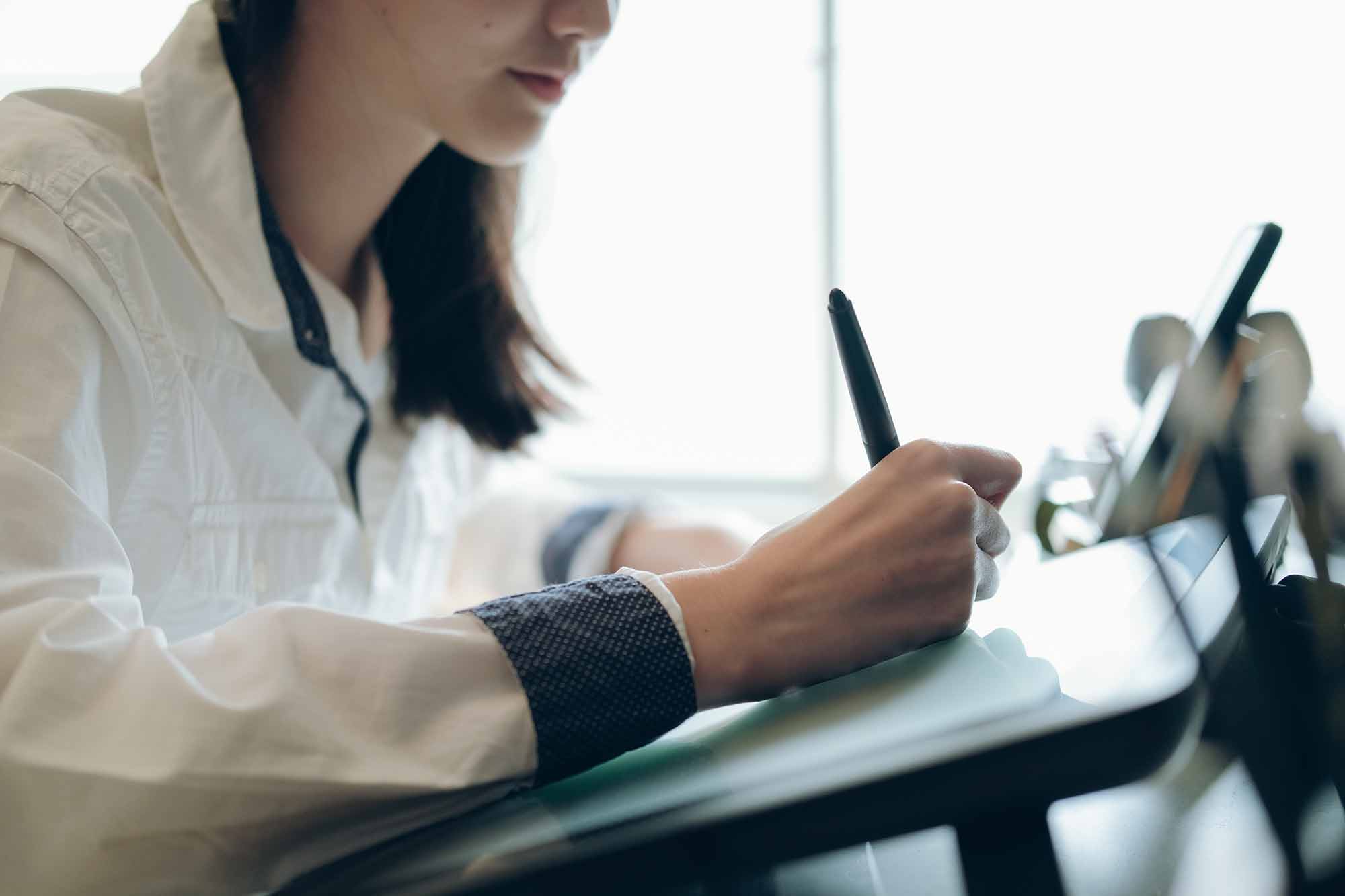 コンテンツに関する権利は複雑に絡み合い、ビジネスを難しくさせている。さらにコンテンツを創作するクリエイターたちの環境作りも課題だ（写真：ijeab／stock.adobe.com）
