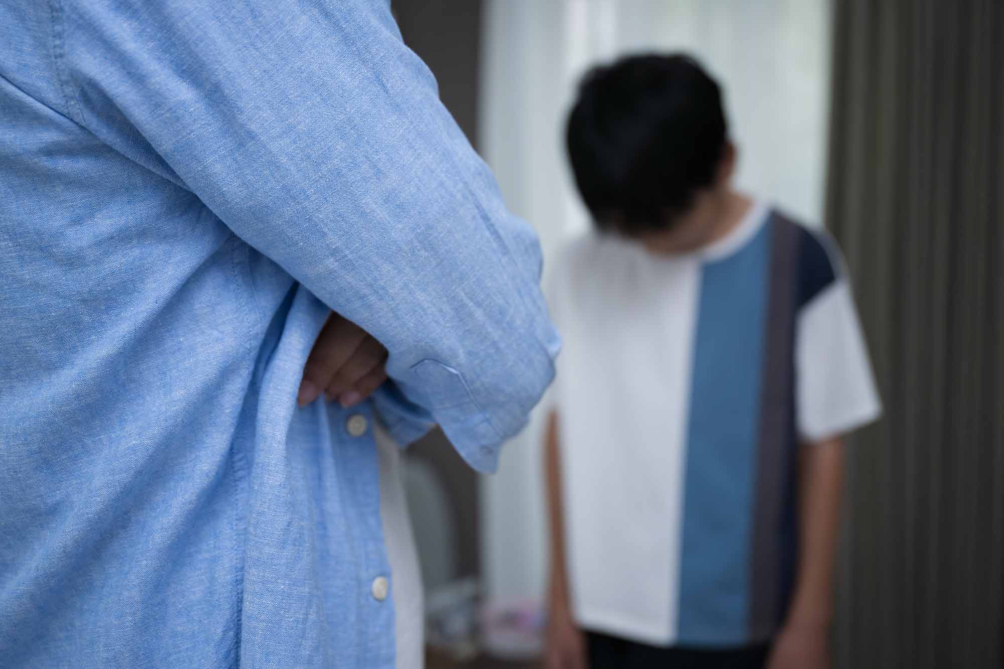 権威的な親のもとで育った子どもは、うつ病や不安障害のリスクが高まる傾向にある。（写真：kapinon／stock.adobe.com）