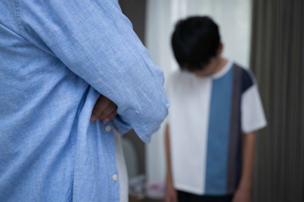 権威的な親のもとで育った子どもは、うつ病や不安障害のリスクが高まる傾向にある。(写真:kapinon/stock.adobe.com)