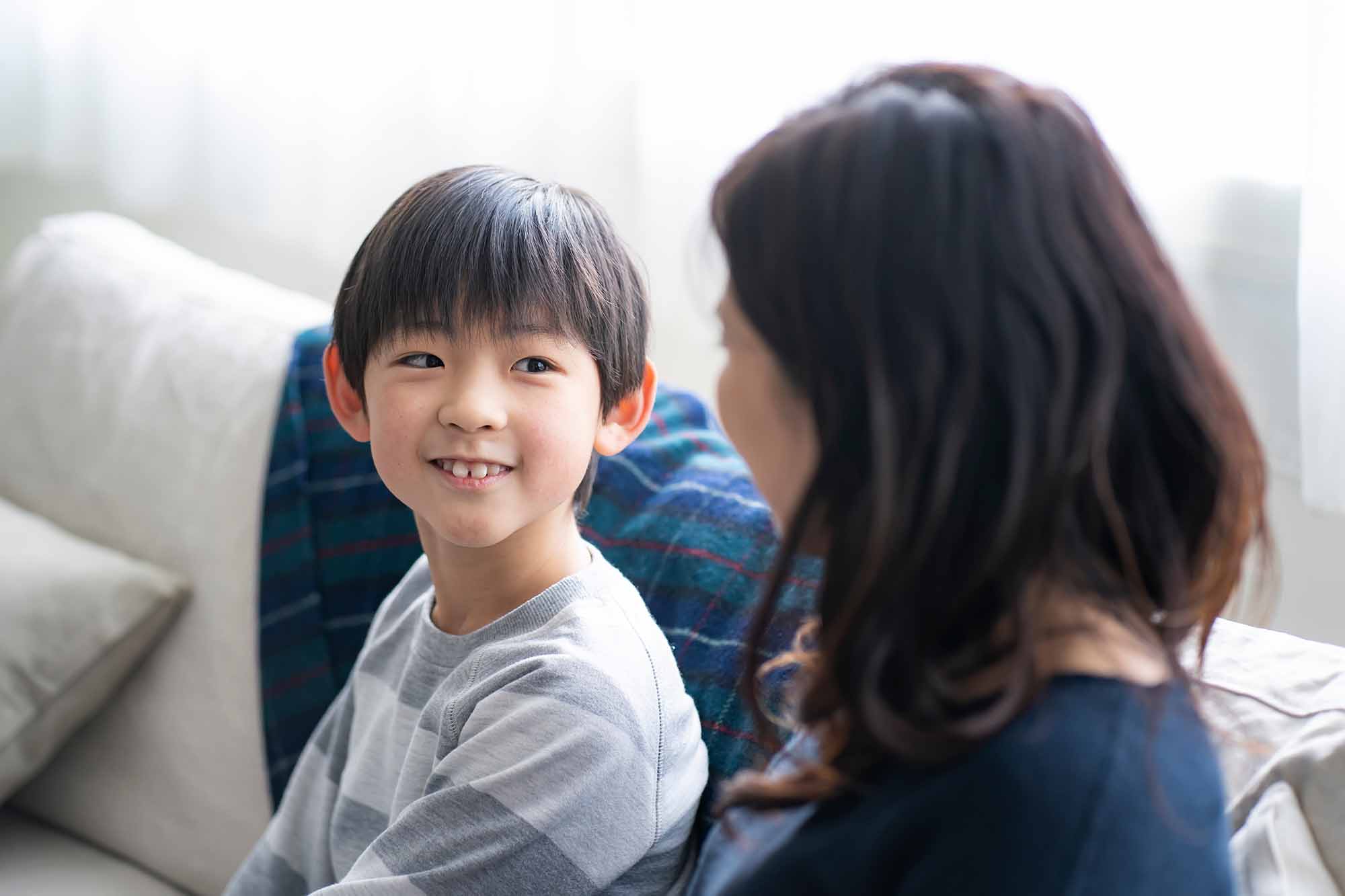 重要なことは単に厳しくするのではなく、愛情深く、適切な期待を持って子どもに接すること。（写真：arc image gallery／stock.adobe.com）