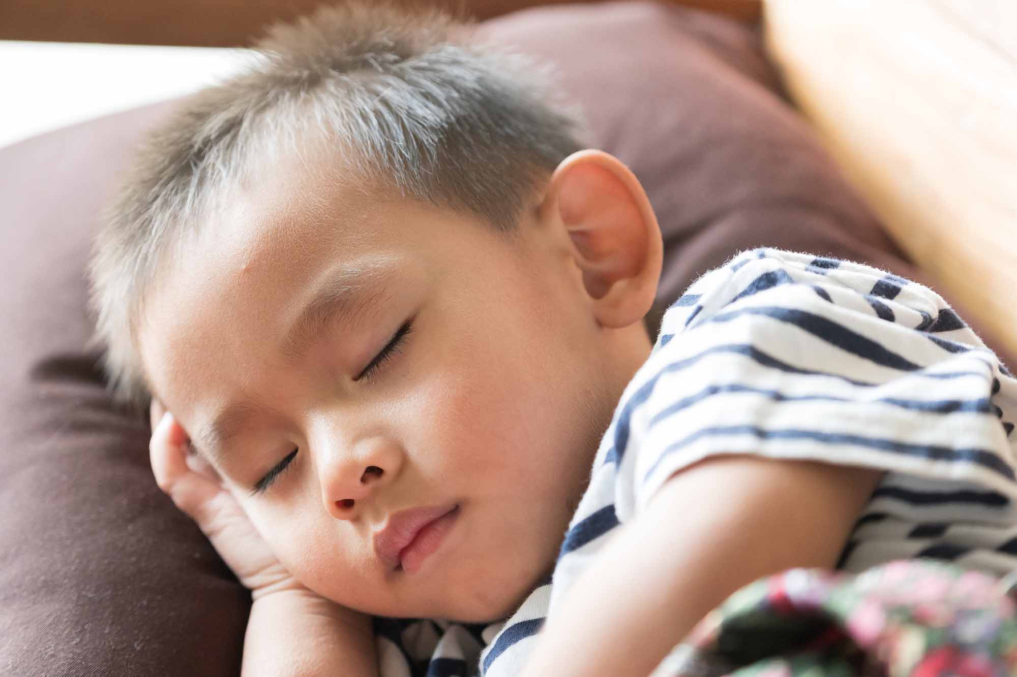 睡眠が脳の発達に与える影響は、幼少期を過ぎても続く。（写真：Mongkol／stock.adobe.com）