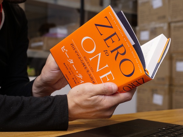 『ゼロ・トゥ・ワン』はシリコンバレーの著名な起業家、ピーター・ティールが共同執筆者