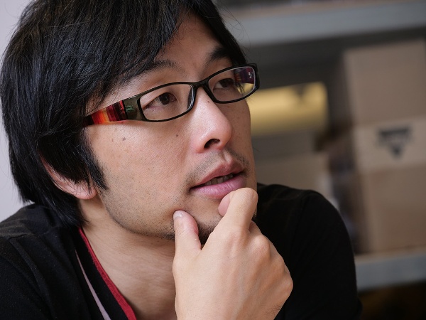 「VRのキーになる理論や技術がしっかりと解説されています」と話す岩佐琢磨さん 「VRのキーになる理論や技術がしっかりと解説されています」と話す岩佐琢磨さん