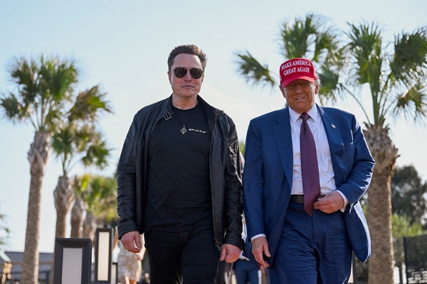 2024年11月19日、イーロン・マスク率いるスペースX「スターシップ」6回目の飛行試験に米大統領就任を控えたドナルド・トランプが同行。その蜜月ぶりを示した(写真=代表撮影/ロイター/アフロ)