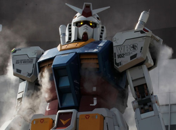 アムロ・レイが操るモビルスーツ「RX-78-2」の18mの実物大モデルは江東区青海の「ダイバーシティ東京」前の広場に展示されていた (写真:ロイター/アフロ)