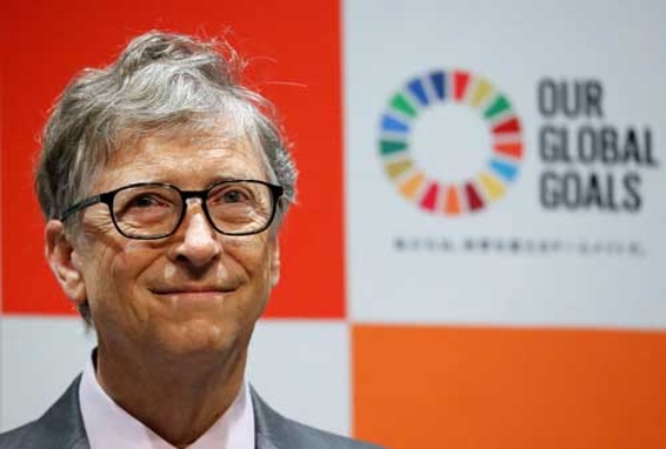 電子書籍ではなく、紙の本を読むのがビル・ゲイツの読書スタイルの基本 (写真:ロイター/アフロ)