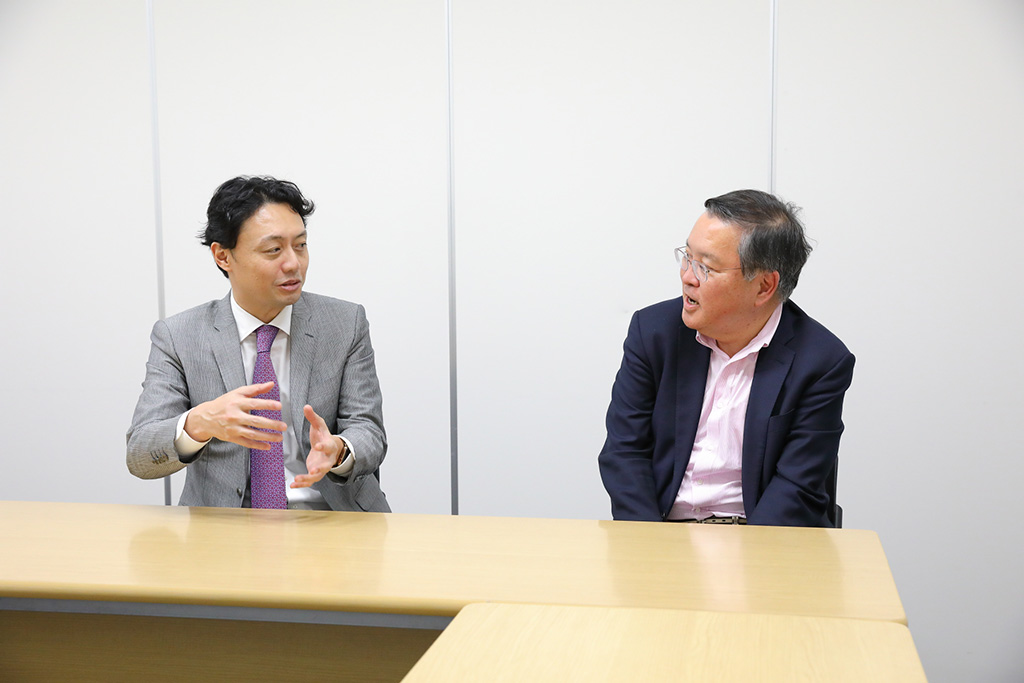 写真左から松尾豊・東京大学教授、西山圭太・同大学客員教授 写真左から松尾豊・東京大学教授、西山圭太・同大学客員教授