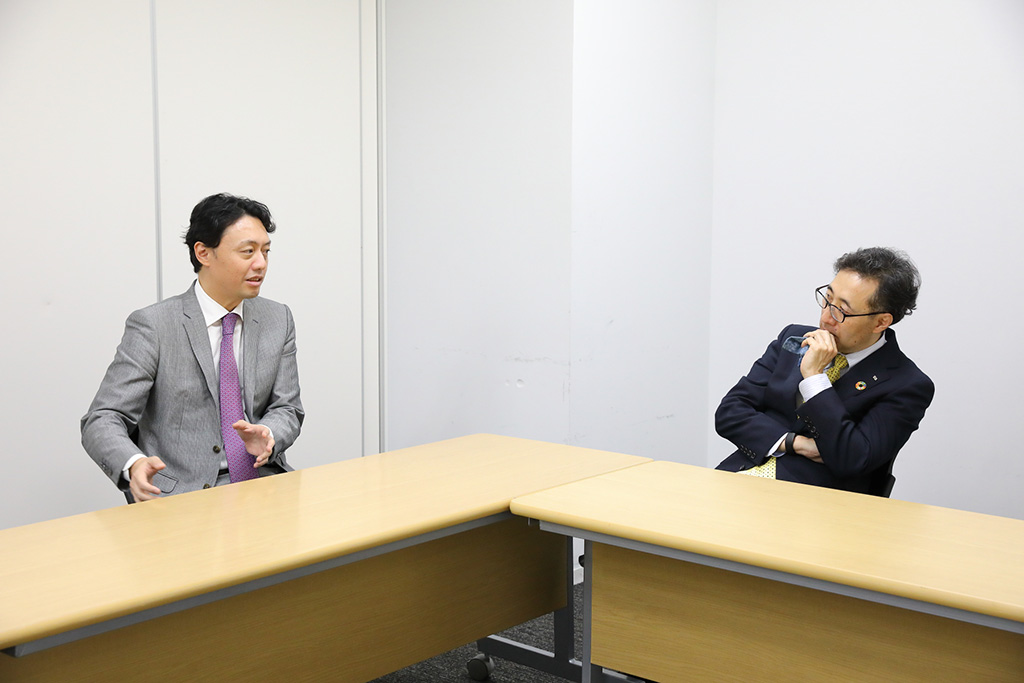 「常に予測し続けることが大事」と話す松尾豊氏(写真左) 「常に予測し続けることが大事」と話す松尾豊氏(写真左)