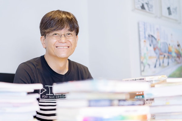 「読書によって仕事への姿勢が整えば、運も引き寄せられます」と話す塚崎秀雄さん 「読書によって仕事への姿勢が整えば、運も引き寄せられます」と話す塚崎秀雄さん