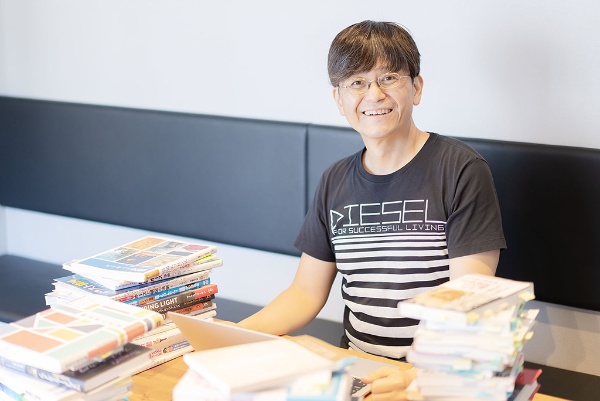 「2つの『幸福論』を読むと、仕事に対する姿勢が変わってきます」と話す塚崎秀雄さん 「2つの『幸福論』を読むと、仕事に対する姿勢が変わってきます」と話す塚崎秀雄さん