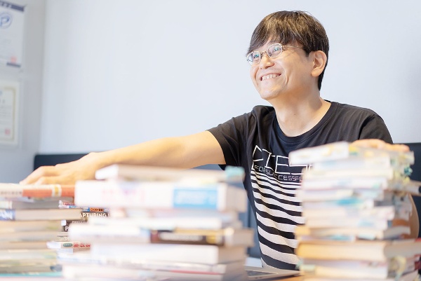 「リアルのイベントで『誤配』を誘発させたい」と話す塚崎秀雄さん 「リアルのイベントで『誤配』を誘発させたい」と話す塚崎秀雄さん