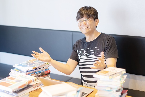 「ビジネスのコミュニケーションに役立つ本です」と語る塚崎秀雄さん 「ビジネスのコミュニケーションに役立つ本です」と語る塚崎秀雄さん