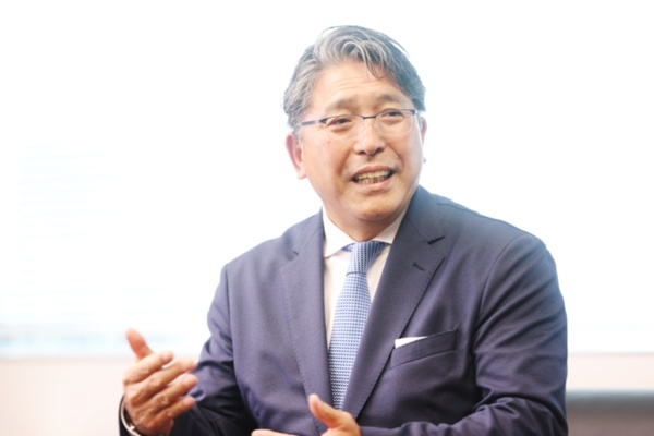 岩出雅之(いわで・まさゆき)氏 帝京大学スポーツ局長、スポーツ医科学センター教授。1958年和歌山県新宮市生まれ。76年和歌山県立新宮高校卒業、80年日本体育大学卒業。教員となり、滋賀県教育委員会、公立中学、高校に勤務。96年より帝京大学ラグビー部監督。2009年度全国大学ラグビーフットボール選手権大会で初優勝。以来、17年度まで9連覇を記録。21年度に同大会で優勝しV10を達成。現在は、帝京大学スポーツ局長として、同大学のスポーツ全般を統括する。