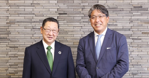 後藤高志氏(左)と岩出雅之氏。経営とラグビーには共通点がたくさんあるという。