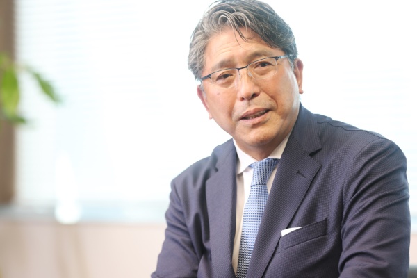 岩出雅之(いわで・まさゆき)氏 帝京大学スポーツ局長、スポーツ医科学センター教授。1958年和歌山県新宮市生まれ。76年和歌山県立新宮高校卒業、80年日本体育大学卒業。教員となり、滋賀県教育委員会、公立中学、高校に勤務。96年より帝京大学ラグビー部監督。2009年度全国大学ラグビーフットボール選手権大会で初優勝。以来、17年度まで9連覇を記録。21年度に同大会で優勝しV10を達成。現在は、帝京大学スポーツ局長として、同大学のスポーツ全般を統括する。