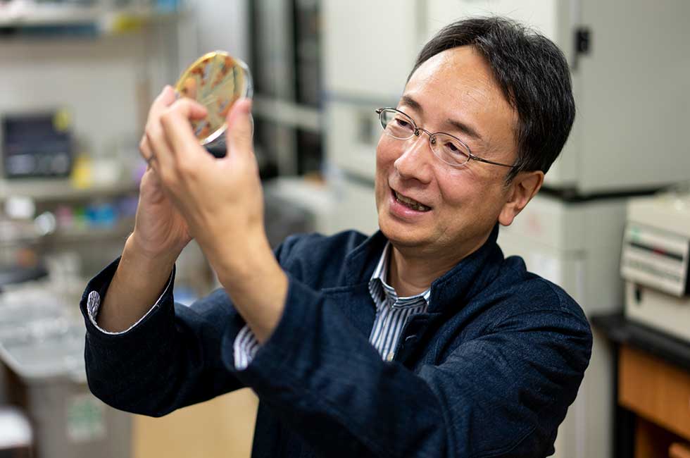 小林武彦氏。東京大学・定量生命科学研究所の研究室にて