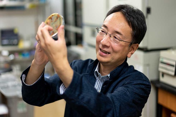 小林武彦氏。東京大学・定量生命科学研究所の研究室にて
