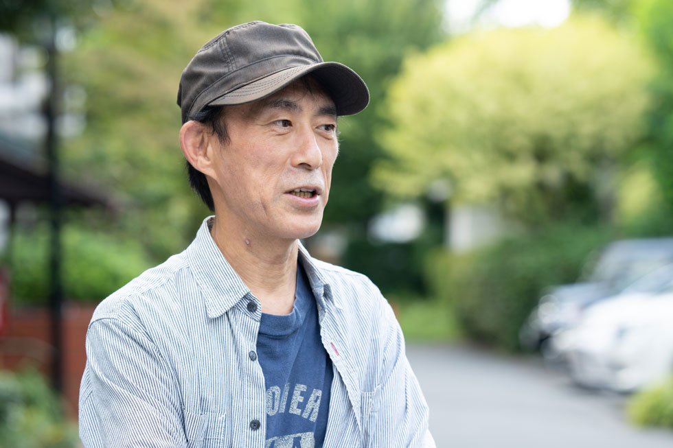 鶴見氏は実際に「サードプレイス」をつくる取り組みとして、社会や家庭の中で様々な理由で「つながりをなくしがちな人」を対象に、「不適応者の居場所」と名付けた交流会を開催している。「月に1回ほど公園で花見のように座って喋ります。毎回30人ほどが集まり、初対面の状態から趣味の話なんかをしています」