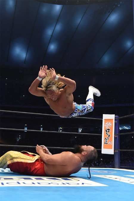 棚橋氏の代名詞と言える必殺技「ハイフライフロー」。プロレスを初めて見に来た人にも分かりやすく、ダイレクトに痛みの伝わる技であることを重視して考案したという