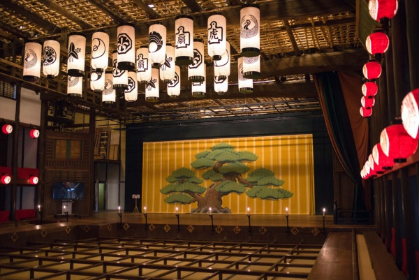 香川県・琴平町の旧金毘羅大芝居(通称・金丸座)。江戸時代の天保6年(1835年)に建てられた芝居小屋を当時の機構を残して改修保存している(写真:tomo/PIXTA)