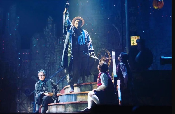 ミュージカル『えんとつ町のプペル』東京公演(21年11月)より。主演には『レ・ミゼラブル』日本公演のジャン・バルジャン役で知られる吉原光夫を起用するなど、本格的なキャスティングも話題を集めた