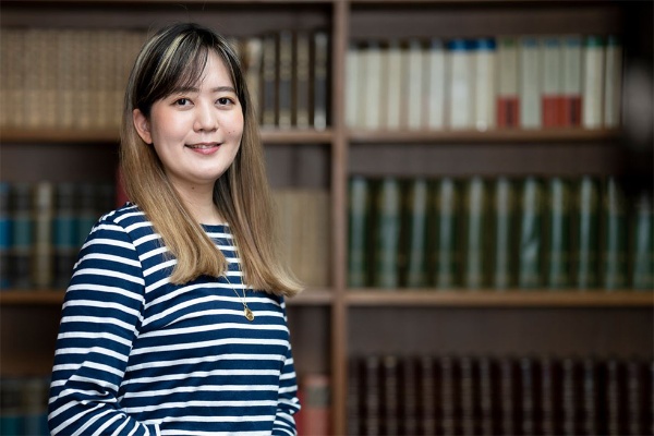 東京大学法学部卒業後、弁護士を経て小説家に。自身の経歴を生かした「リーガル小説」でのデビューには、エンタメ小説を書き続けていくうえでの戦略があった