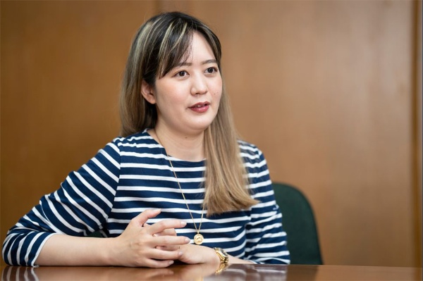 新川氏はデビュー直後に渡米、英国での執筆生活を経て23年8月から日本へ