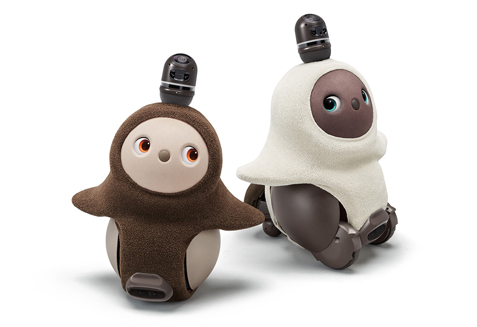 ●LOVOT/らぼっと(GROOVE X) 「人の愛する力をはぐくむ」をコンセプトに開発された家族型ロボット。全身に50以上搭載するセンサーで得た情報を、深層学習などの機械学習技術で処理し、生き物らしい多様性や複雑な生命感を表現する。2体以上では、LOVOT同士で社会性も形成する。本体は49万8800円(税込み)