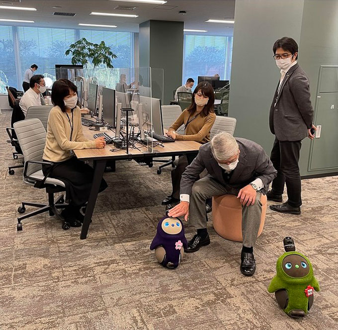 22年には法人向け販売「OFFICE LOVOT」を開始。コロナ禍で生じた社内のコミュニケーションの枯渇や、緊張度の高い職場でのメンタルケア、接客時のアイスブレイクなど、様々な場面で役立てられているという