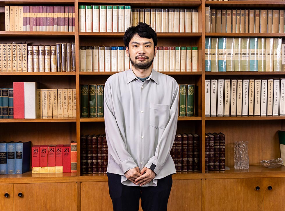 小川作品を語る際、多くの読者が魅力に挙げるのは「嘘と本当」「虚構と事実」の境目が揺らぐ、小説的仕掛けの面白さ。小川氏はなぜ「嘘」や「虚構」のテーマを繰り返し描き続けるのか