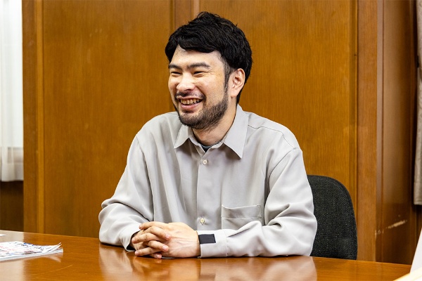 「むしろ小説を書く上では、物語の源泉や強みになることも多く助かっています」と小川氏