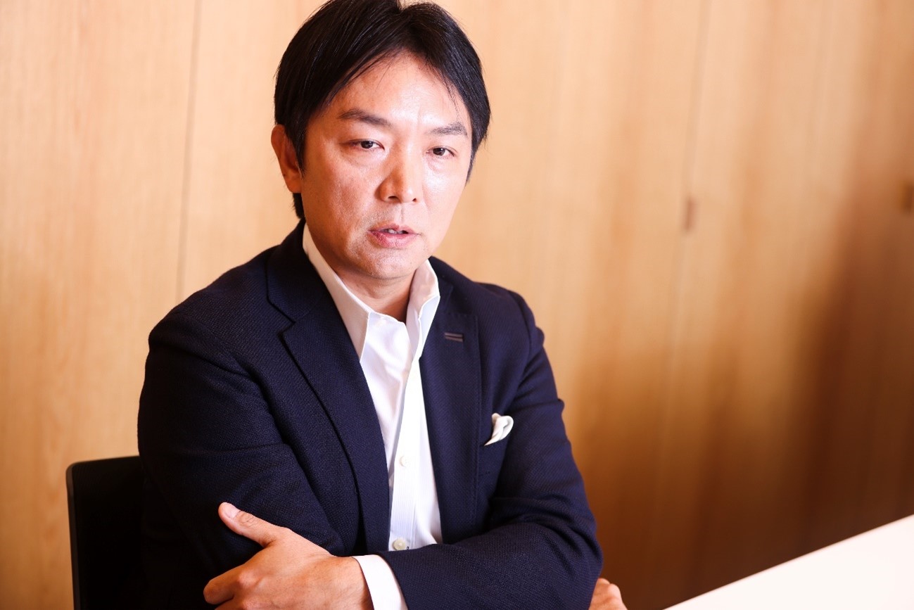 <b>伊佐山元(いさやま・げん)氏</b> WiL代表。東京大学卒業後、日本興業銀行(現みずほフィナンシャルグループ)に入行。米国大手ファンドDCMを経て、2013年WiLを設立。シリコンバレー在住のまま、日本の起業家、海外ベンチャーの日本進出を支援することで、新しいイノベーションのあり方やベンチャー育成の仕組みを提供する(写真:鈴木愛子、以下同)