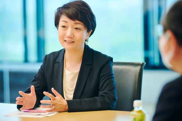 磯貝友紀氏 PwC Japanグループ サステナビリティ・センター・オブ・エクセレンス テクニカルリード。2003年より民間企業や政府機関、国際機関にて東欧、アジア、アフリカにおける民間部門開発、日本企業の投資促進を手がける。2011年より現職。著書に『SXの時代』『2030年のSX戦略』(共著、いずれも日経BP)