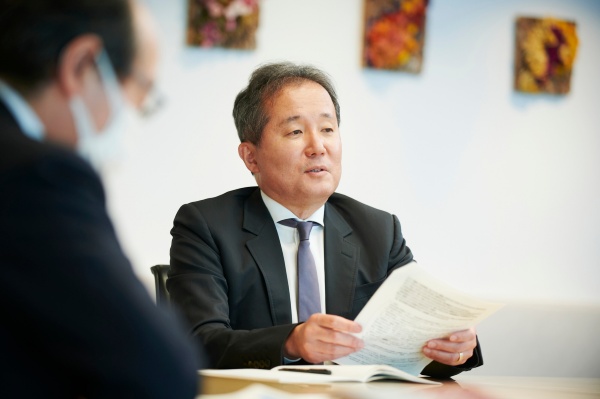 坂野俊哉氏 PwC Japanグループ サステナビリティ・センター・オブ・エクセレンス エグゼクティブリード。20年以上の戦略コンサルティング経験を有し、企業の経営戦略、事業戦略、海外戦略、アライアンス・M&A(合併・買収)、企業変革などのプロジェクトに多数携わる。著書に『SXの時代』『2030年のSX戦略』(共著、いずれも日経BP)