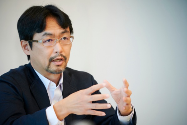 古舘恒介(ふるたち・こうすけ)氏 JX石油開発国内CCS事業推進部長。日本石油(当時)に入社し、リテール販売から石油探鉱まで広範な事業に従事。石油業界に足を踏み入れたことで、エネルギーと人類社会の関係に興味を持ち、思索の集大成を著書『エネルギーをめぐる旅――文明の歴史と私たちの未来』(英治出版、2021年)にまとめた。(写真:洞澤佐智子、以下同)