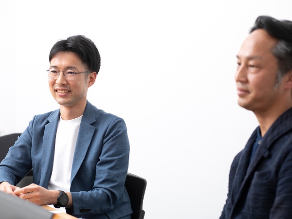 「勇気を持って、マーケティング施策を手放すのです」と話す田中さん(左) 「勇気を持って、マーケティング施策を手放すのです」と話す田中さん(左)