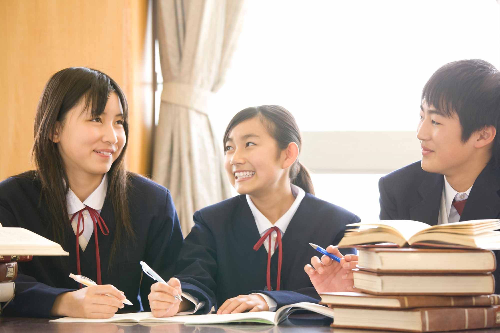中間テストの後の予定を話し合う友人たちの間に、上下関係はありません（写真：paylessimages／stock.adobe.com）