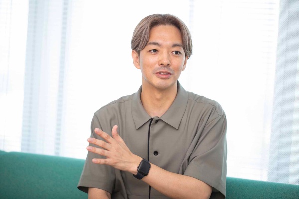「SNSでは、勉強でもスポーツでも、アートでもファッションでも、全方位に自分よりすごく見える人たちが目に留まります」と細田高広さん 「SNSでは、勉強でもスポーツでも、アートでもファッションでも、全方位に自分よりすごく見える人たちが目に留まります」と細田高広さん