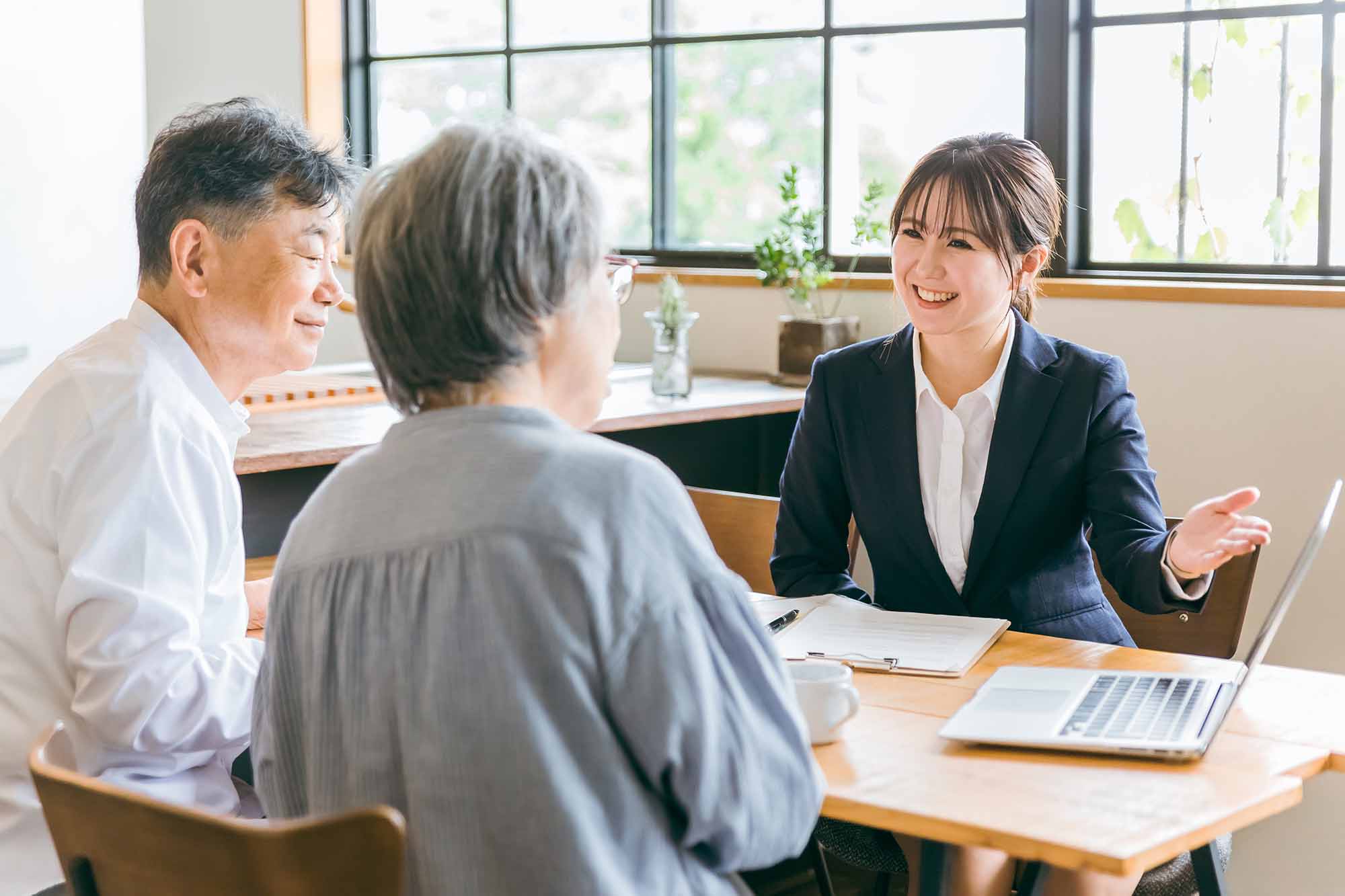 友人や知人の紹介をきっかけに生保業界に入る中国人も多い（写真はイメージ）（写真：buritora/stock.adobe.com）