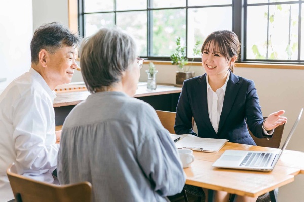 友人や知人の紹介をきっかけに生保業界に入る中国人も多い(写真はイメージ)(写真:buritora/stock.adobe.com) 友人や知人の紹介をきっかけに生保業界に入る中国人も多い(写真はイメージ)(写真:buritora/stock.adobe.com)