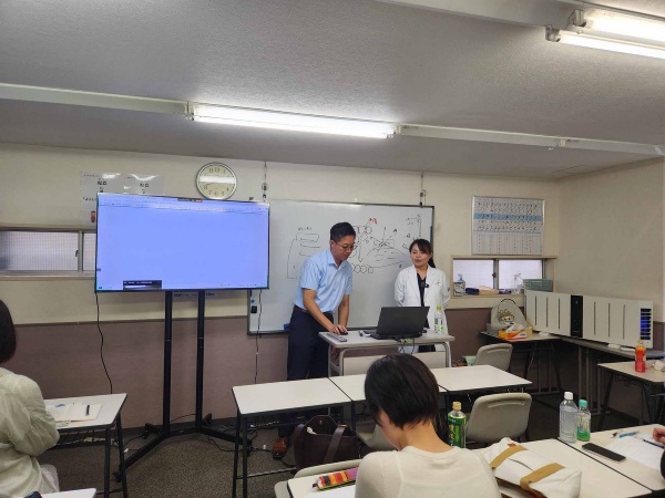 医療通訳養成講座の様子。受講者は女性が多い(写真:著者撮影) 医療通訳養成講座の様子。受講者は女性が多い。(写真:著者撮影)