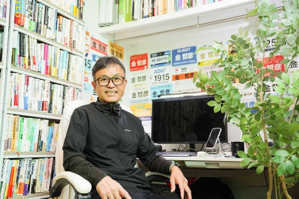読書家でもある金さんの本棚には、ビジネス書から心の整え方まで、幅広いジャンルの本が並んでいる。多様な知識を得ることによって、金さんのランニング哲学はつくられている。 読書家でもある金さんの本棚には、ビジネス書から心の整え方まで、幅広いジャンルの本が並んでいる。多様な知識を得ることによって、金さんのランニング哲学はつくられている。