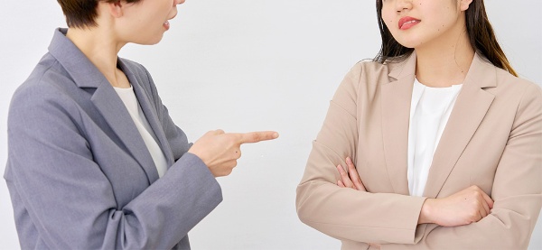 上司や先輩から注意されると、その不快感に耐えられず、感情的に反発する者もいる(写真:siro46/stock.adobe.com) 上司や先輩から注意されると、その不快感に耐えられず、感情的に反発する者もいる(写真:siro46/stock.adobe.com)