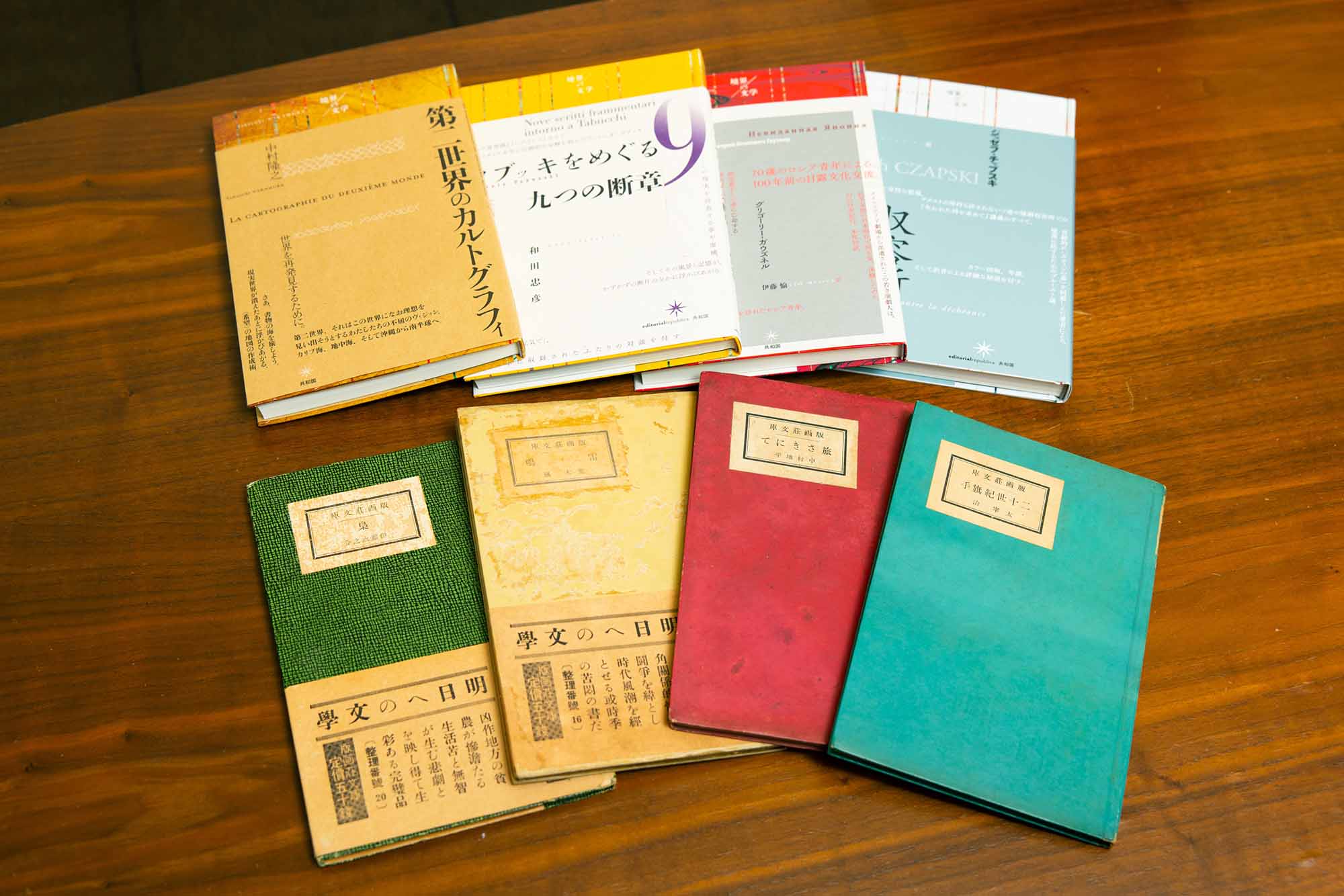 上が「境界の文学」シリーズ。下が装丁の参考にした「版画荘文庫」。いずれも本体のみで角背上製で表紙のボール紙は薄い