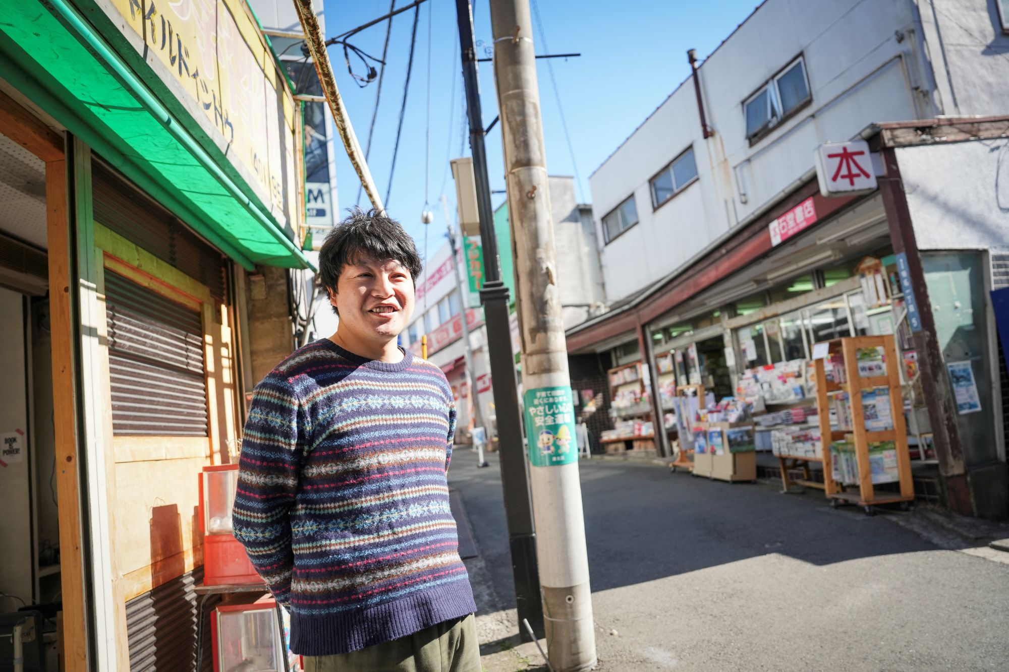 「本屋の再建を掲げる以上は、持続的に収益を生む仕組みが必要です」（中岡さん）。石堂書店（写真右）の2階にコワーキングスペース、向かいに本屋・生活綴方をオープンした。