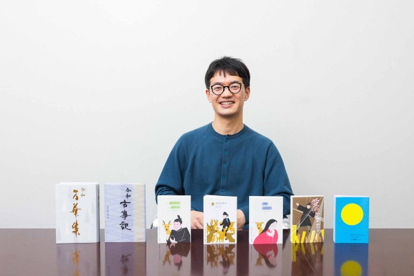 佐々木良さん。これまで手がけた本を前に。万葉社を立ち上げる前は美術館の学芸員として働いていた 佐々木良さん。これまで手がけた本を前に。万葉社を立ち上げる前は美術館の学芸員として働いていた