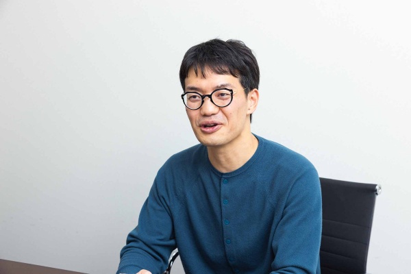 「取次は通さず、すべて直取引をしています」と佐々木良さん 「取次は通さず、すべて直取引をしています」と佐々木良さん